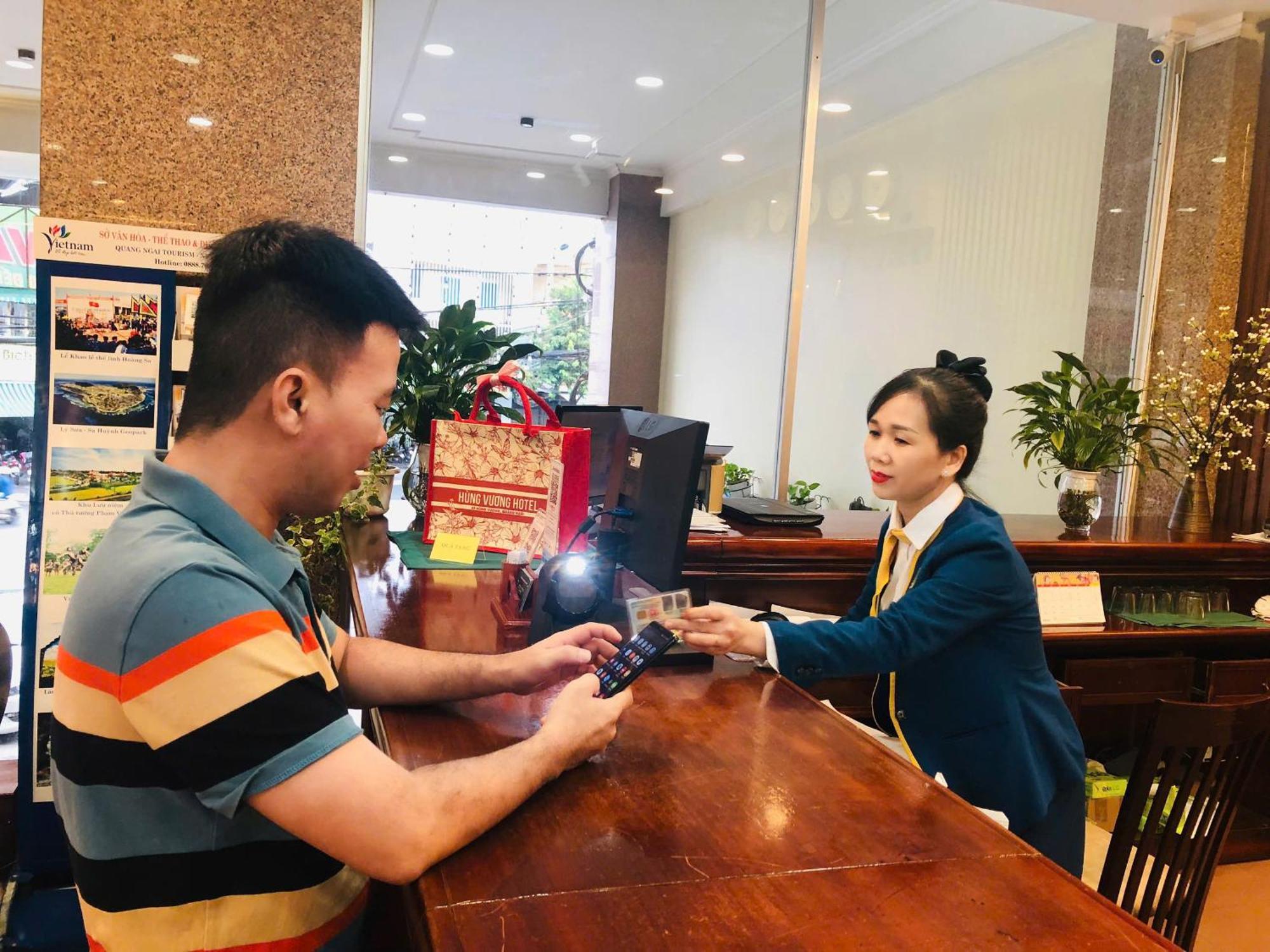 Hotel Khach San Hung Vuong Quảng Ngãi Exterior foto