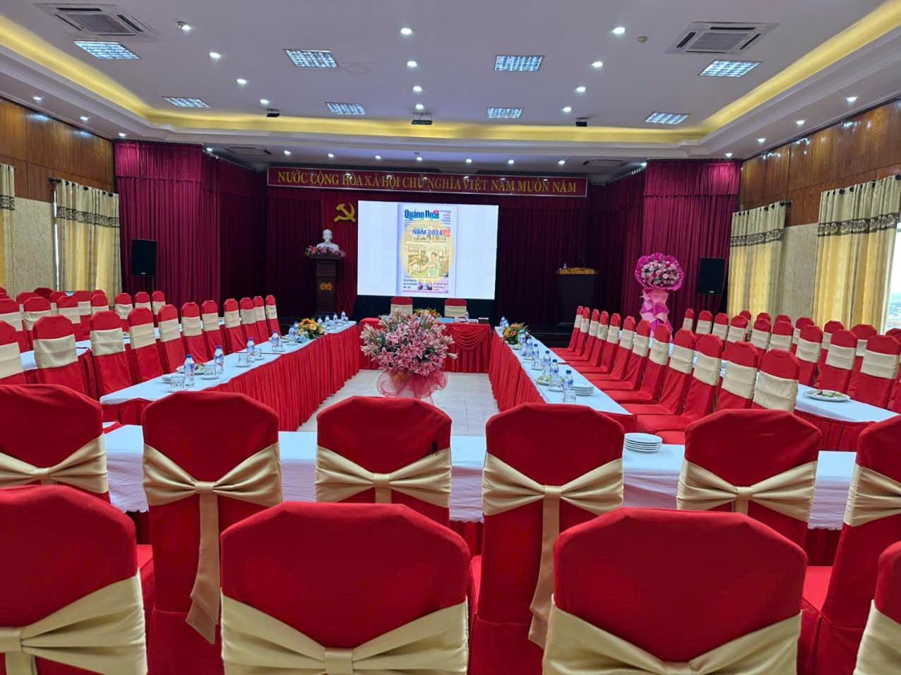 Hotel Khach San Hung Vuong Quảng Ngãi Exterior foto